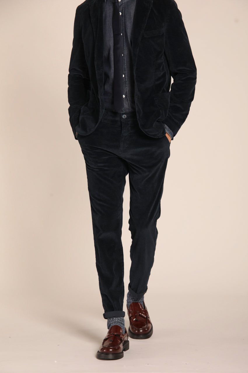 immagine 2 di pantalone chino uomo, modello Osaka Style, in velluto di colore blu navy, fit carrot di mason's