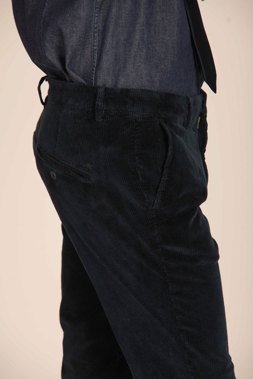 immagine 4 di pantalone chino uomo, modello Osaka Style, in velluto di colore blu navy, fit carrot di mason's