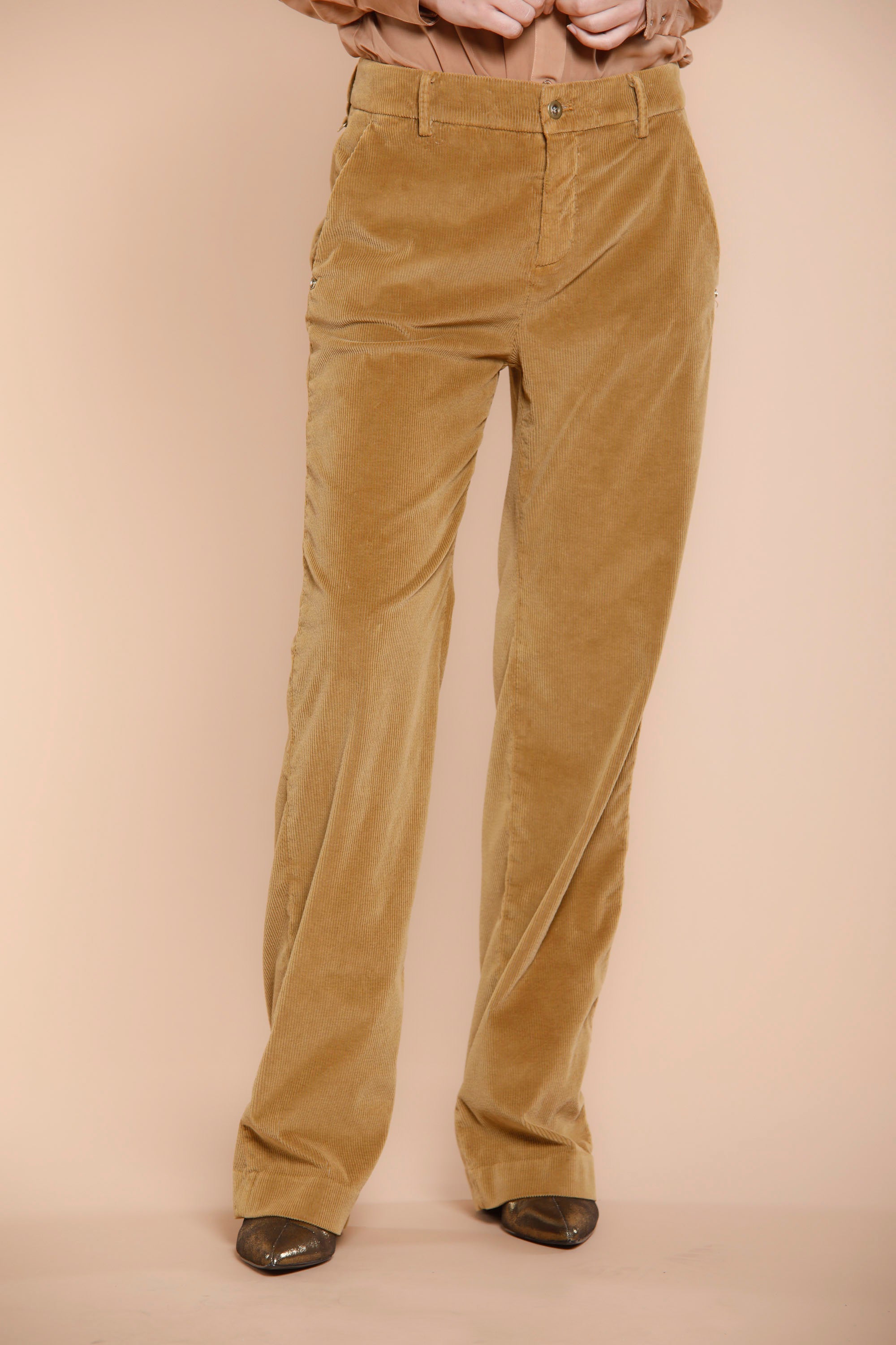 Immagine 1 di pantalone chino donna in velluto a coste color falegname modello New York Straight di mason's